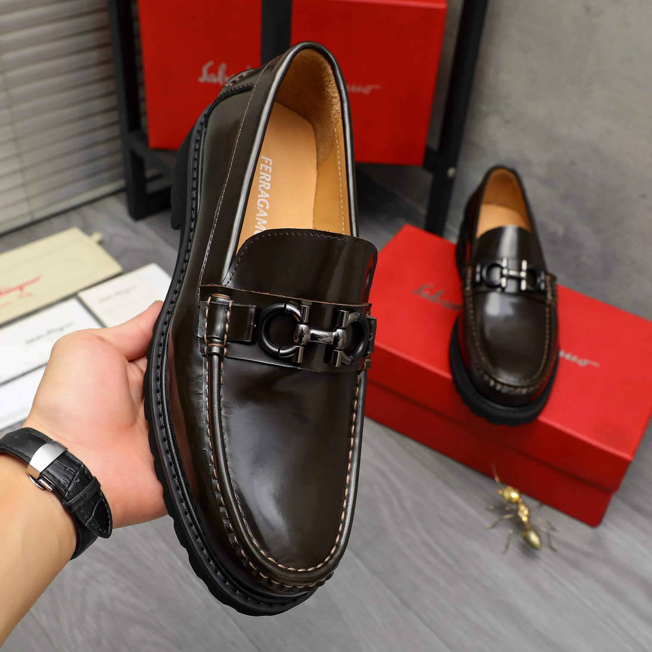 Men's shoes 💰442 Product trademark: Ferragamo "Ferragamo" business formal leather shoes Regular size: 38-46 (45.46 custom-made and non-returnable) Product materials: Selected pearlescent cowhide upper, cowhide lining, non-slip rubber outsole